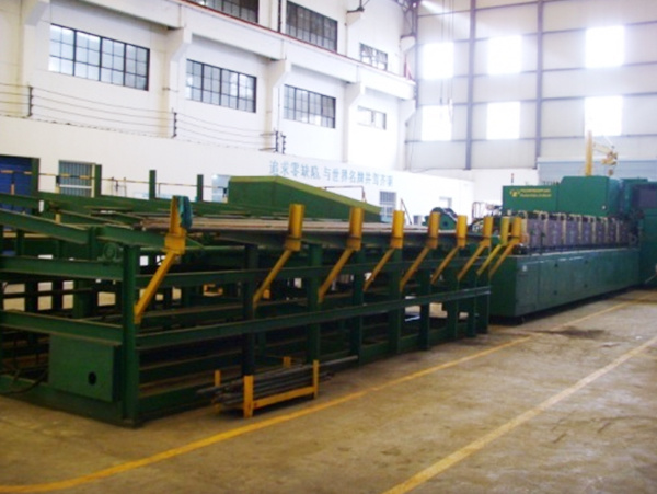 與軸承行業快(kuài)速镦鍛機(jī)相(xiàng)配的長棒料加熱(rè)機(jī)